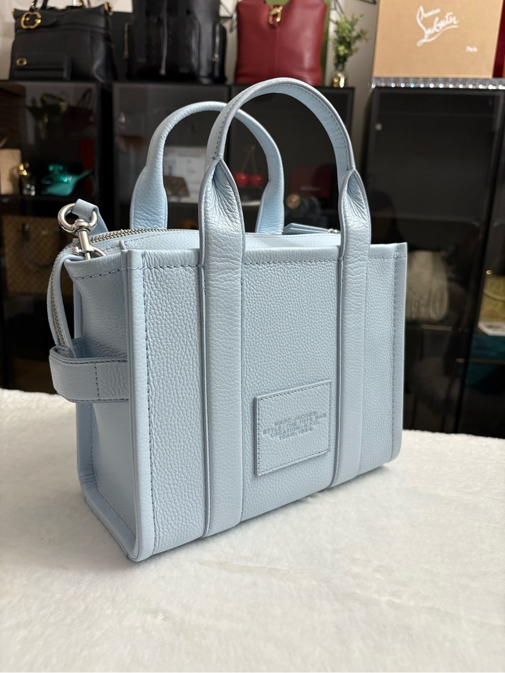 MARC JACOBS THE LEATHER SMALL TOTE BAG & MATCHING WALLET — CLOUD BLUE - Picture 14 of 16